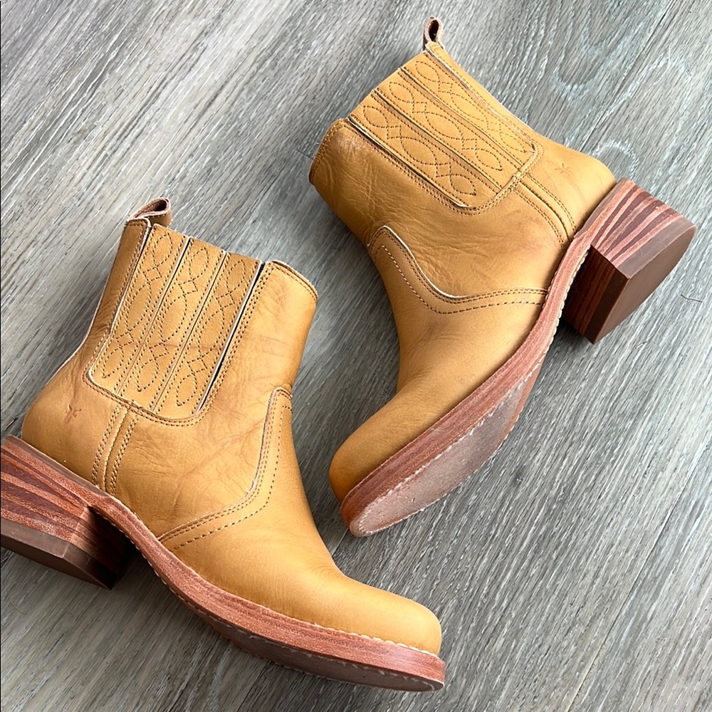 Frye Campus Chelsea Boots in Banana